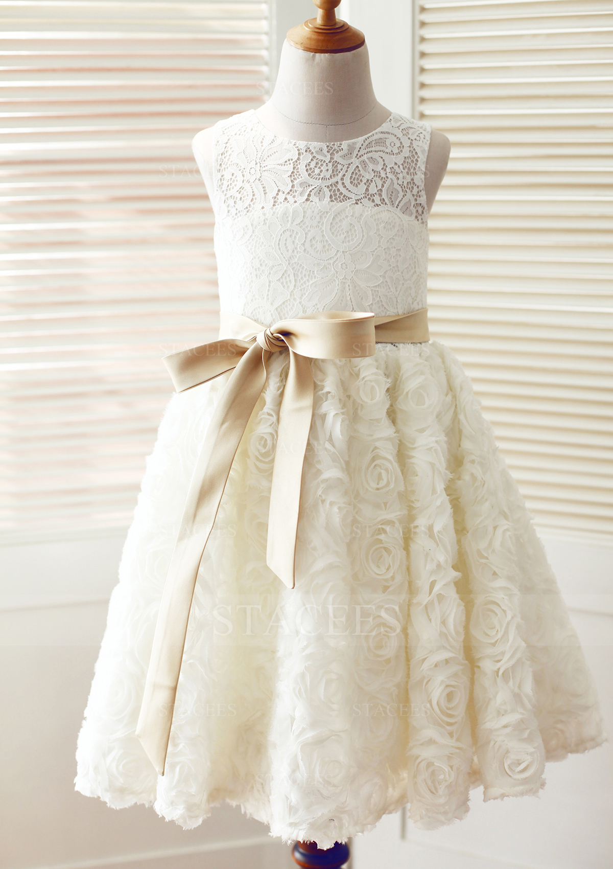 A-line Knee-Length Scoop Neck Lace Flower Girl Dress With Bowknot Sashes