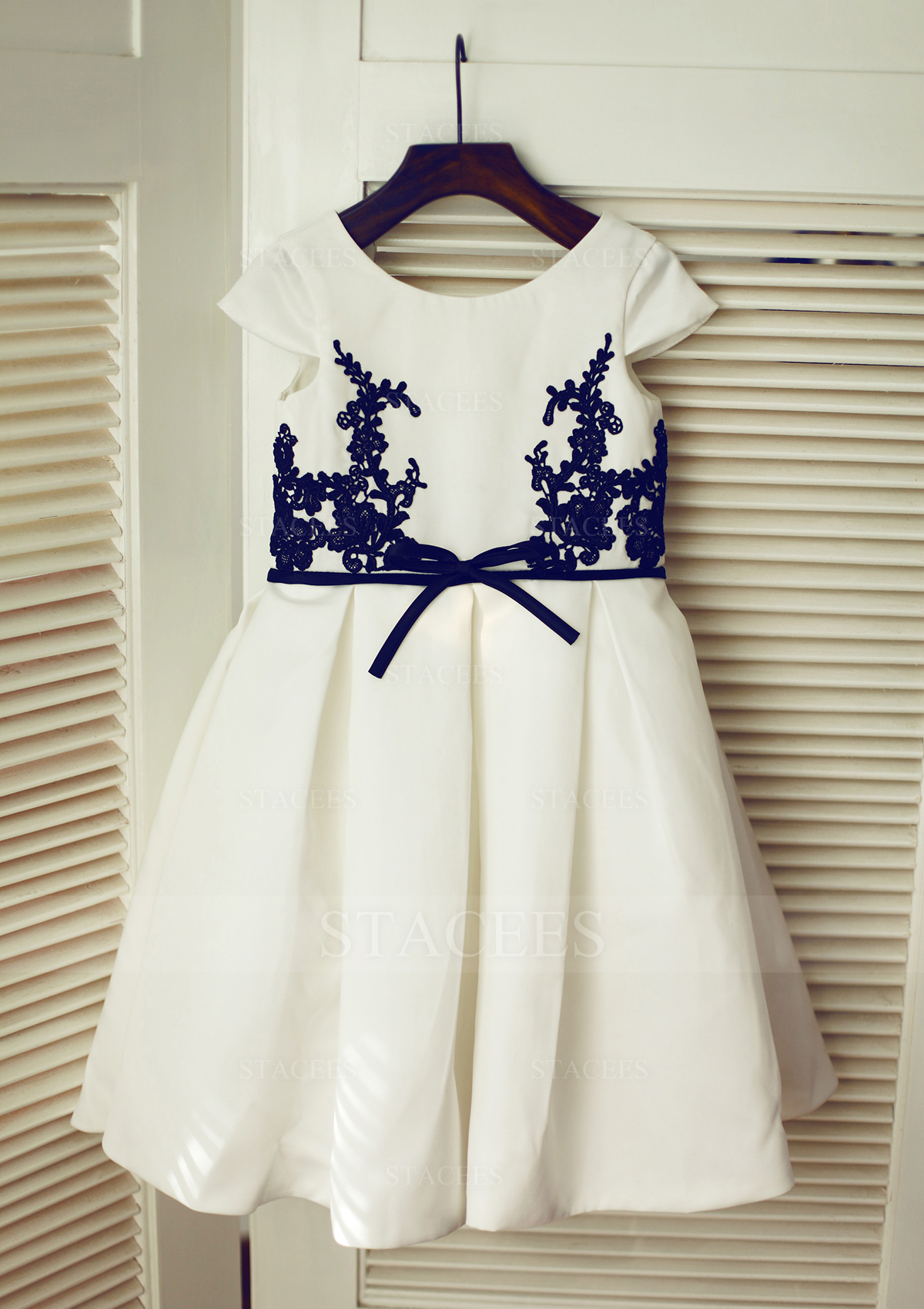 A-line/Princess Scoop Neck Knee-Length Satin Flower Girl Dress With Appliqued