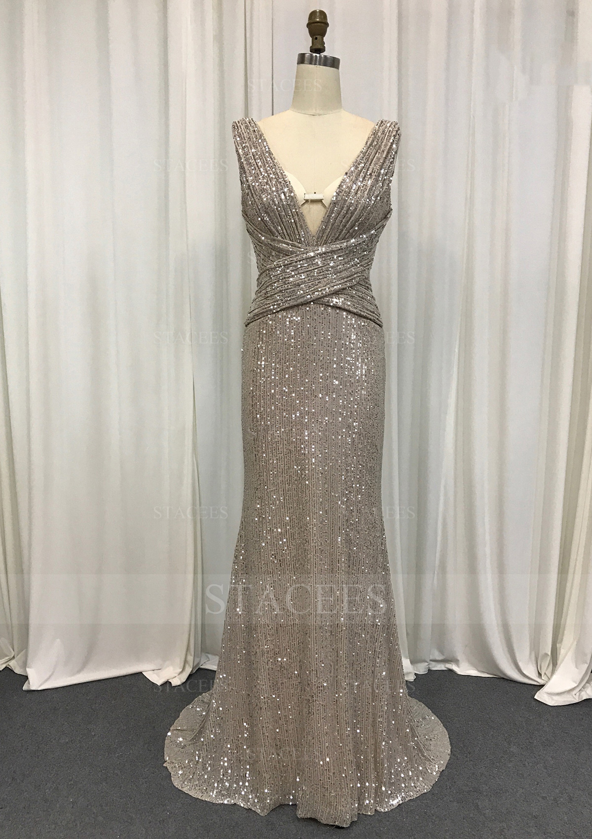 Fourreau col en v paillettes traine balayage robe de bal avec plisse