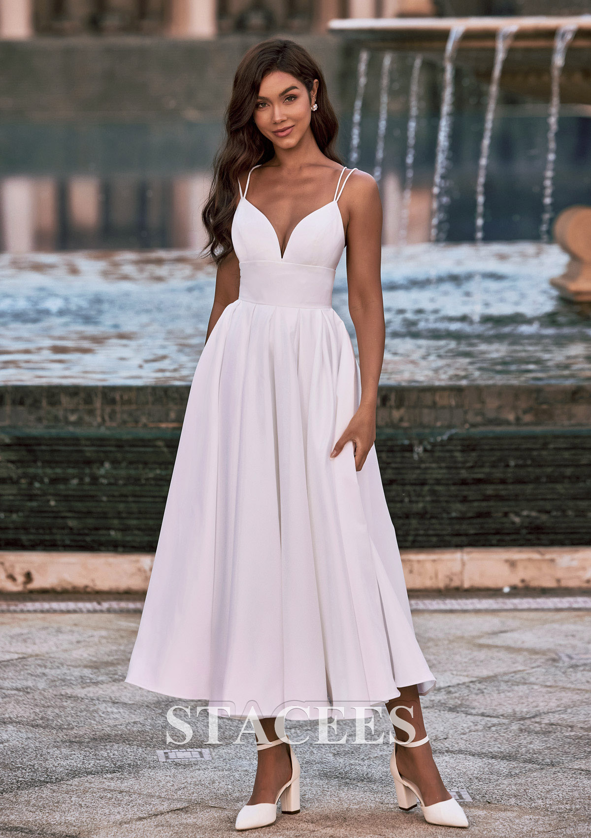 Vestido línea a escote en v satén hasta la tibia vestido de novia