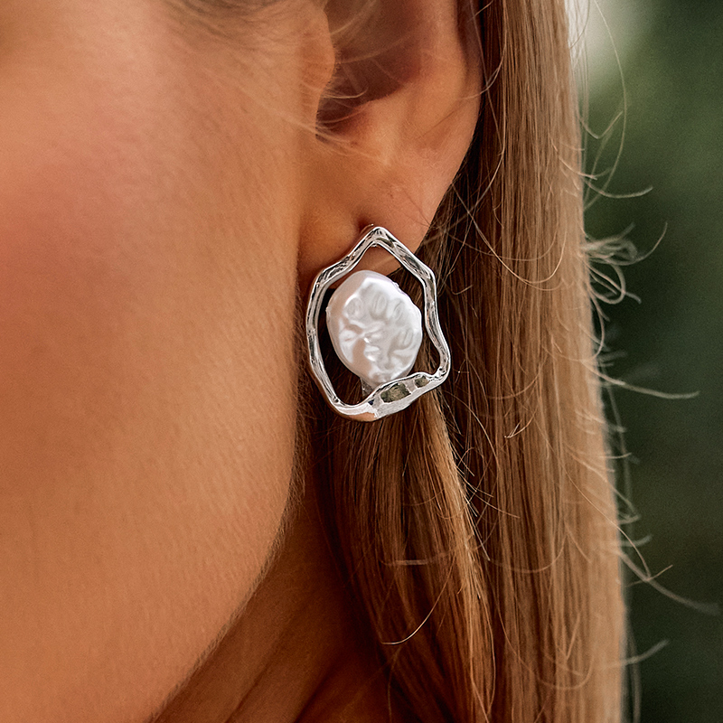 Luxurious Vintage Female Alloy Earrings with Imitation Pearls