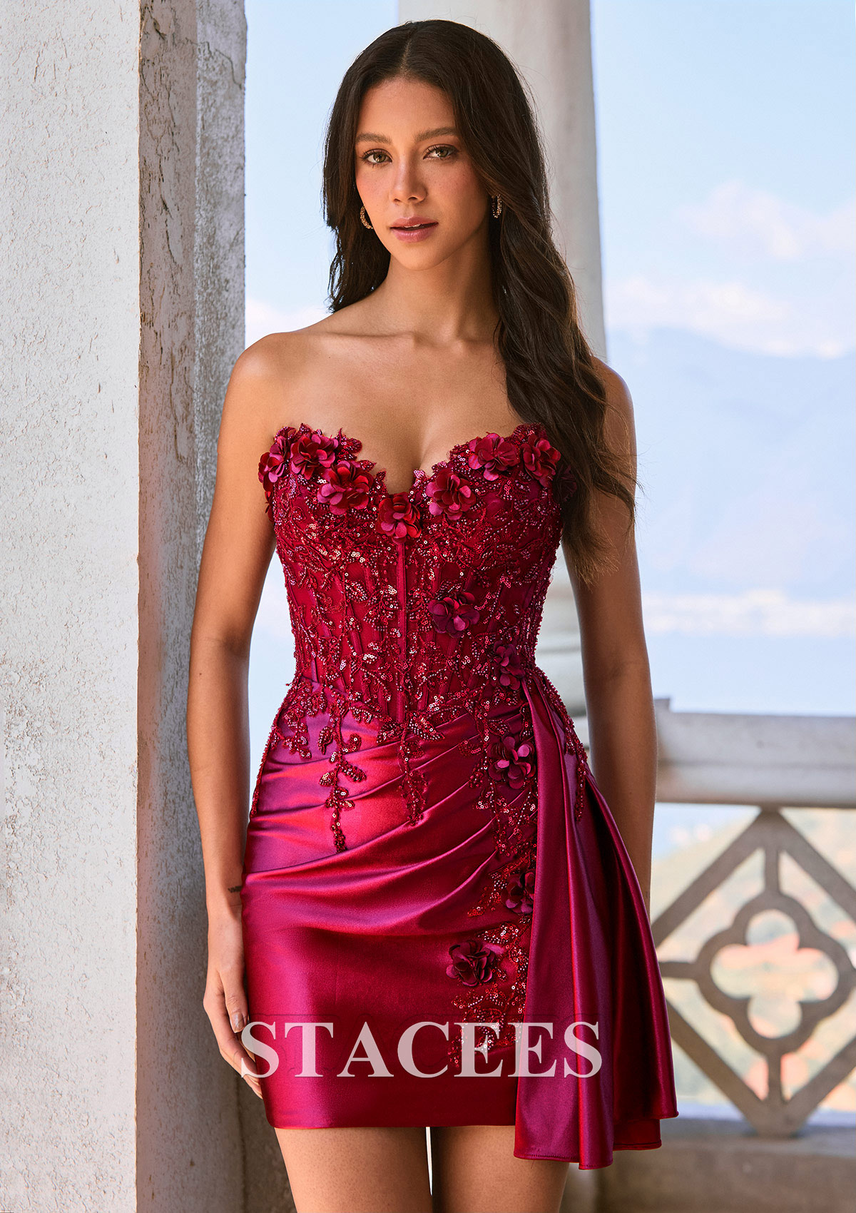 Bordeaux Fourreau col en v satin soyeux courte/mini robe de fête de la rentré avec fleurs paillettes drapé latéral - STACEES