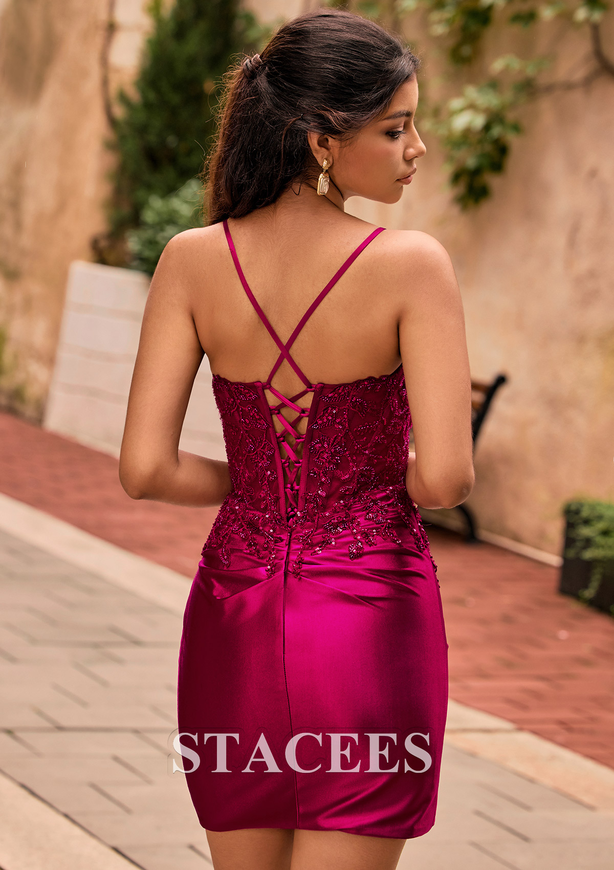 Bordeaux Fourreau col en v soie comme du satin courte/mini robe de fête de la rentrée avec fleurs paillettes - STACEES