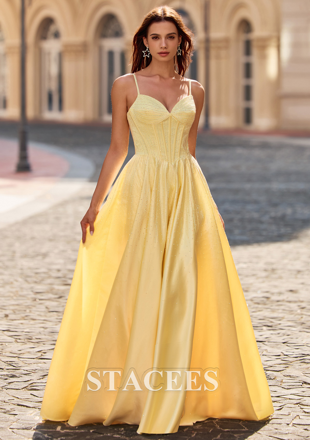 Jonquille Trapèze col en v satin longueur ras du sol robe de bal avec strass thermocollant poches - STACEES