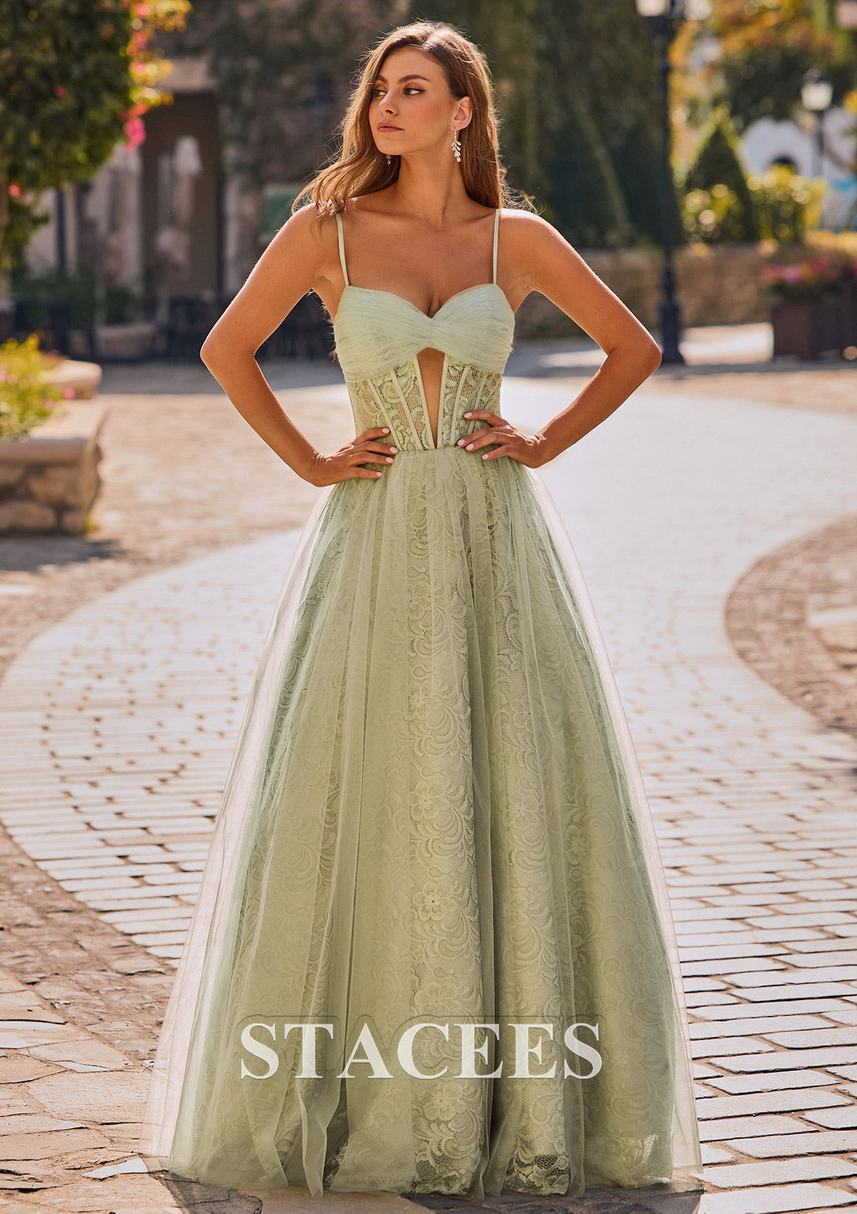 Sauge Trapèze col en v tulle traîne balayage robe de bal  - STACEES