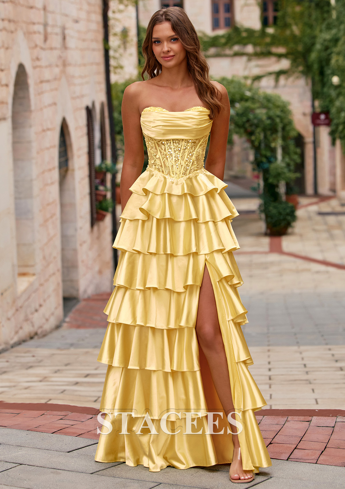 Jonquille Trapèze cache coeur soie comme du satin longueur ras du sol robe de bal avec appliqué volants - STACEES