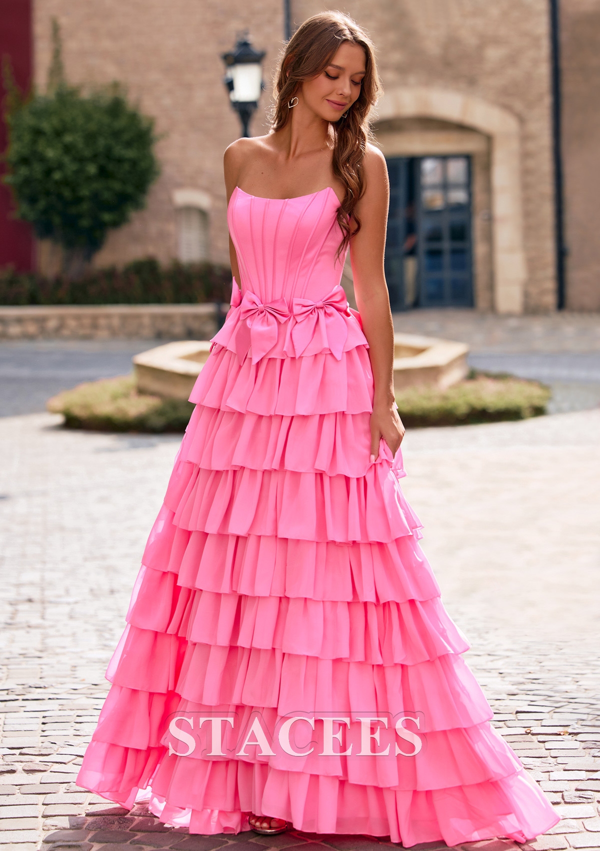 Azalée Trapèze scoop mousseline traîne balayage robe de bal avec noeud papillon volants - STACEES